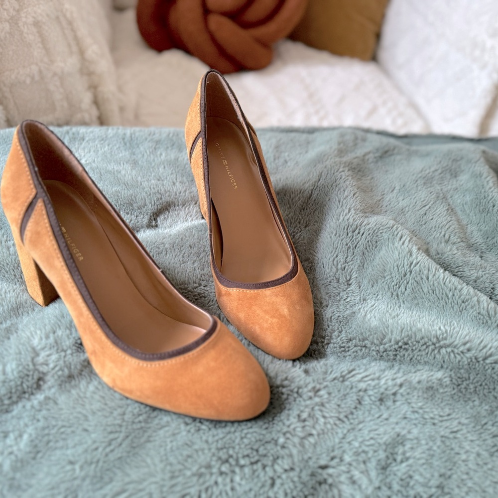 NWOT TOMMY HILFIGER Caramel suede pumps